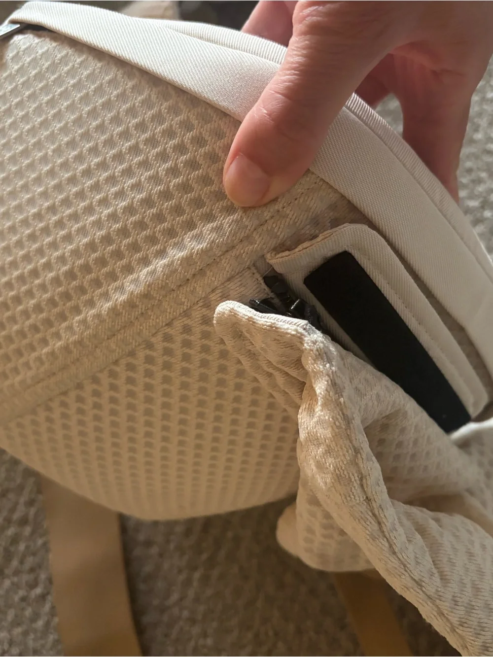 Alta hip seat Ergobaby Cream zips